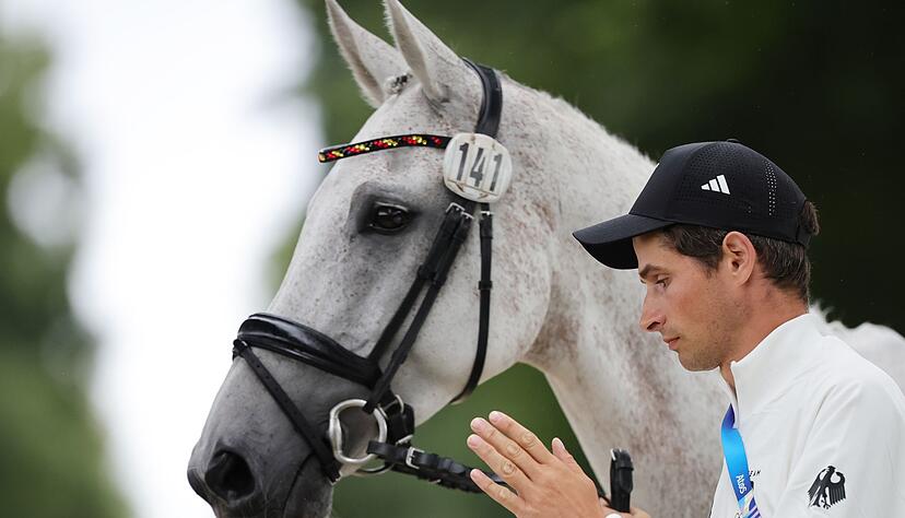 Christoph Wahler und sein Pferd Carjatan sind gest&uuml;rzt, blieben aber unverletzt.