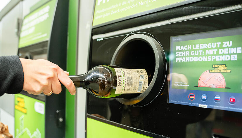 Pfandautomat statt Altglascontainer. Diesen Weg geht Kaufland mit den neuen 0,75-Liter-Mehrweg-Weinflaschen.