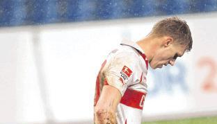 Der Blick geht nach unten: Pawel Pogrebnjak ist derzeit nur Einwechselspieler. Cacau ist im VfB-Sturm gesetzt.Fotos: Archiv/dpa
