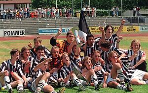 Erst der Coup, dann der Cup: Gruppenbild mit dem DFB-Pokal der A-Junioren am 14. Juli 1996. Deutlich zu sehen: Vor 25 Jahren trugen junge Fu&szlig;baller die Haare deutlich l&auml;nger als heutzutage.