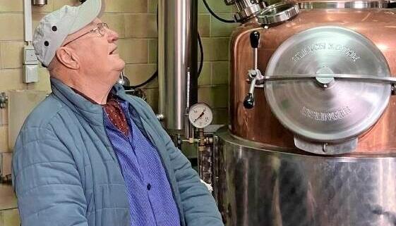 Senior Rudolf Dietz wei&szlig;, dass ein guter Schnaps Geduld braucht.