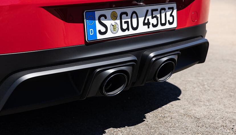 Besonders knackig ist die Heckpartie mit den beiden mittig angebrachten Endrohren. Besonders knackig ist die Heckpartie mit den beiden mittig angebrachten Endrohren.