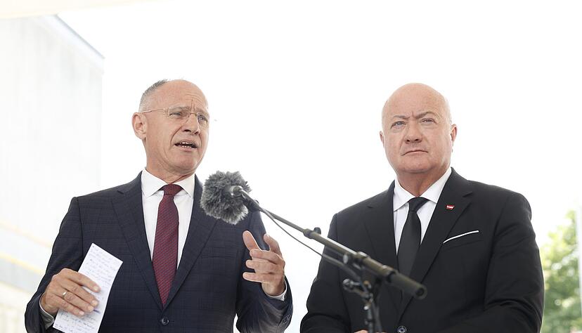 &Ouml;sterreichs Innenminister Gerhard Karner (l.) und Bundeskanzler Christian Stocker geben Details zum Amoklauf bekannt.