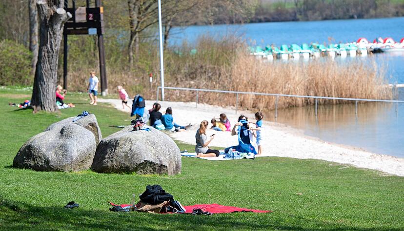 So geht es nicht: Wegen der Ansteckungsgefahr ist es verboten, auf den Liegewiesen am Breitenauer See zu verweilen. Mit Lautsprecherdurchsagen hatte die Polizei am vergangenen Samstag das unterbunden. Foto: Mario Berger So geht es nicht: Wegen der Ansteckungsgefahr ist es verboten, auf den Liegewiesen am Breitenauer See zu verweilen. Mit Lautsprecherdurchsagen hatte die Polizei am vergangenen Samstag das unterbunden. Foto: Mario Berger