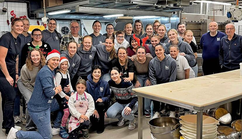 Das gemeinsame Plätzchenbacken ist zur Weihnachtszeit eine liebgewonnene Tradition bei den Neckarsulmer Handballerinnen. Am Sonntag heißt es für die Bundesliga-Spielerinnen in Leverkusen allerdings wieder Klotzen statt Kleckern. Das gemeinsame Plätzchenbacken ist zur Weihnachtszeit eine liebgewonnene Tradition bei den Neckarsulmer Handballerinnen. Am Sonntag heißt es für die Bundesliga-Spielerinnen in Leverkusen allerdings wieder Klotzen statt Kleckern.