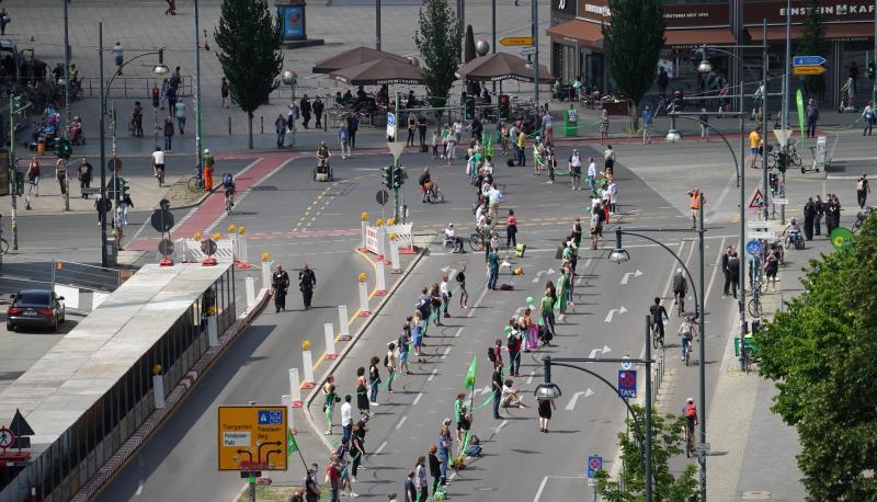 Die Menschenkette in Berlin - hier in der Nähe des Alexanderplatzes - soll neun Kilometer lang sein.