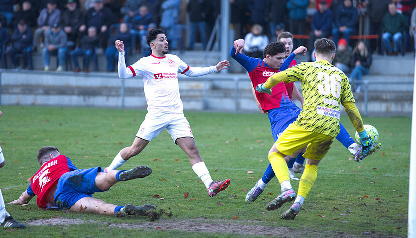 Nachdem Arne Schülke (links) der Ball über den Spann gerutscht ist, kommt Esnaf Omerovic nicht mehr richtig an ihn ran, um ihn über die Linie zu drücken.