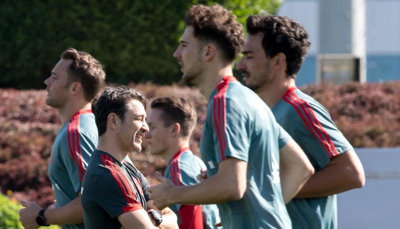 Bayern-Trainer Niko Kovac (M) beobachtet seine Spieler beim Training in Doha. Bayern-Trainer Niko Kovac (M) beobachtet seine Spieler beim Training in Doha.