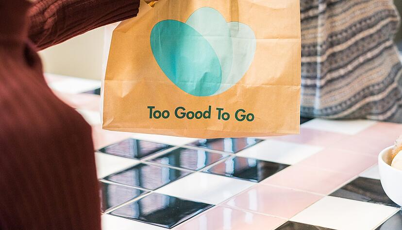 Was genau in der Tüte von Too good to go landet, wissen Nutzer vorher nicht. Betriebe können über die App übrig gebliebene Lebensmittel verkaufen.
Foto: Too good to go