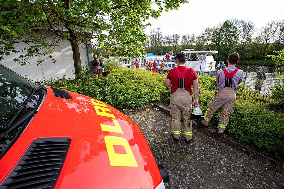 Neben Kräften der Feuerwehr war auch die DLRG im Einsatz.