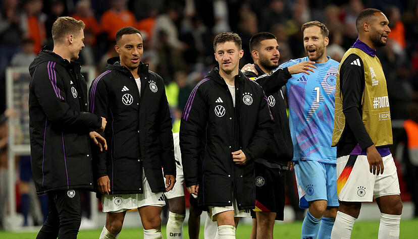 Alexander Nübel (v.l.), Jamie Leweling, Angelo Stiller und Deniz Undav nach dem Spiel gegen die Niederlande. Sie bilden einen regelrechten VfB-Block. Alexander Nübel (v.l.), Jamie Leweling, Angelo Stiller und Deniz Undav nach dem Spiel gegen die Niederlande. Sie bilden einen regelrechten VfB-Block.