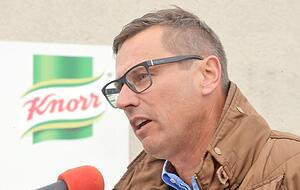 Betriebsratschef Thilo Fischer schw&ouml;rt die Mannschaft auf Kampf ein. Foto: