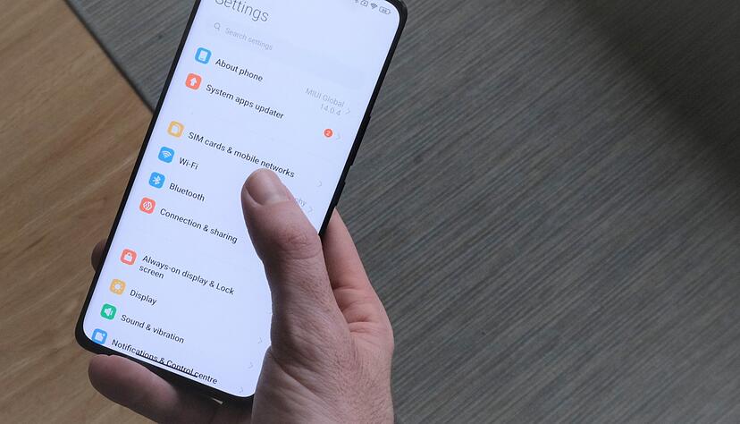 Dickes Ding: Das Xiaomi 13 Ultra wiegt fast ein Viertelkilo und ist für die meisten Menschen zu groß, um es auch komplett einhändig bedienen zu können. Dickes Ding: Das Xiaomi 13 Ultra wiegt fast ein Viertelkilo und ist für die meisten Menschen zu groß, um es auch komplett einhändig bedienen zu können.