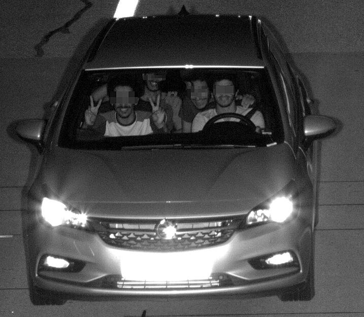 Vier Männer fahren in ihrem Mietwagen mit 193 statt 100 km/h in eine Radarfalle, der Beifahrer zeigt siegessicher das Victory-Zeichen. Bei der Abgabe des Fahrzeugs am Flughafen wurde der 20-jährige Fahrer aus den Arabischen Emiraten dann allerdings von der Polizei erwartet. Vier Männer fahren in ihrem Mietwagen mit 193 statt 100 km/h in eine Radarfalle, der Beifahrer zeigt siegessicher das Victory-Zeichen. Bei der Abgabe des Fahrzeugs am Flughafen wurde der 20-jährige Fahrer aus den Arabischen Emiraten dann allerdings von der Polizei erwartet.