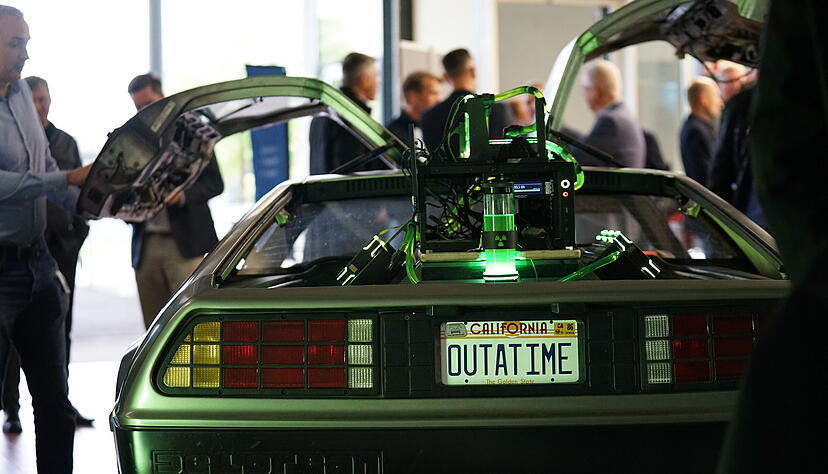 In der Digital Auto Garage in Abstatt schrauben die Experten auch an einem Original DeLorean.