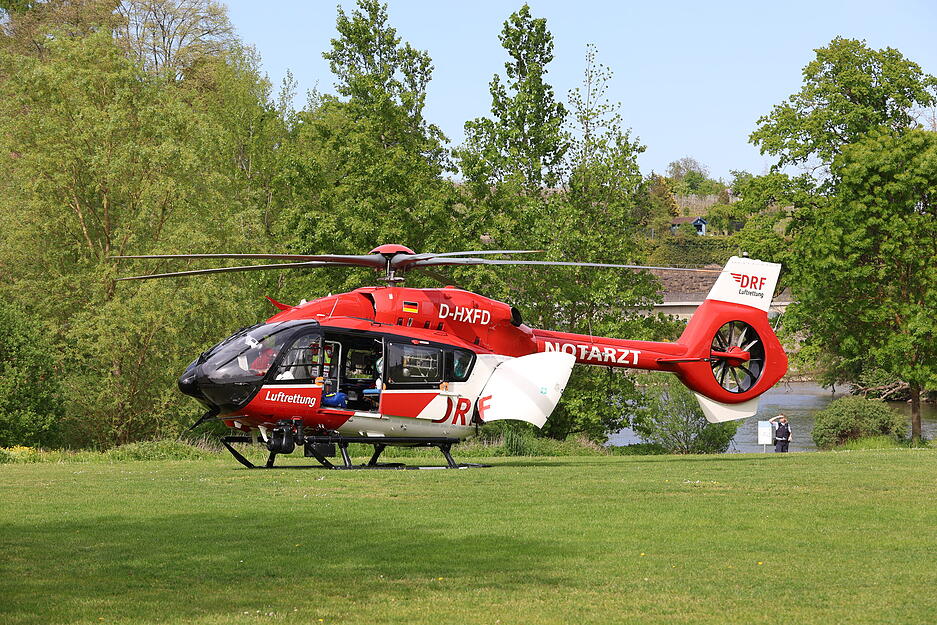 Am Neckar in Lauffen ist ein Rettungshubschrauber gelandet, nachdem zwei Personen aus dem Wasser geborgen wurden.
