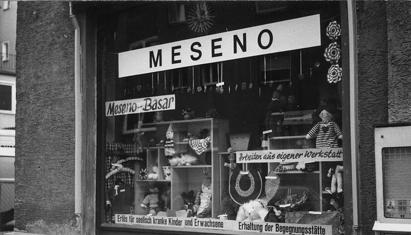 Zusammengestellt von Archiv und Dokumentation der Heilbronner Stimme 

1971 beginnt Elsa Sitter mit den Aufbau des Vereins Meseno, Menschen in seelischer Not, der am 6. September 1974 seine Arbeit aufnimmt. 1976 &uuml;berl&auml;sst ihm die Arbeiterwohlfahrt ihre R&auml;ume in der Frankfurter Stra&szlig;e 34. Meseno pr&auml;sentiert seine vielf&auml;ltigen Angebote im dekorierten Schaufenster(undatiertes Bild).