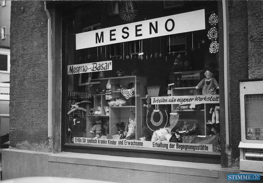 Zusammengestellt von Archiv und Dokumentation der Heilbronner Stimme 

1971 beginnt Elsa Sitter mit den Aufbau des Vereins Meseno, Menschen in seelischer Not, der am 6. September 1974 seine Arbeit aufnimmt. 1976 &uuml;berl&auml;sst ihm die Arbeiterwohlfahrt ihre R&auml;ume in der Frankfurter Stra&szlig;e 34. Meseno pr&auml;sentiert seine vielf&auml;ltigen Angebote im dekorierten Schaufenster(undatiertes Bild).