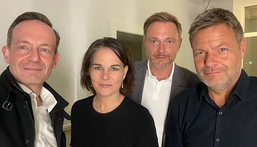 Mit diesem legendären Selfie vom 28. September 2021 begann das Kapitel erste Ampel-Koalition in Deutschland. Es endet nun mit dem Bruch. Mit diesem legendären Selfie vom 28. September 2021 begann das Kapitel erste Ampel-Koalition in Deutschland. Es endet nun mit dem Bruch.