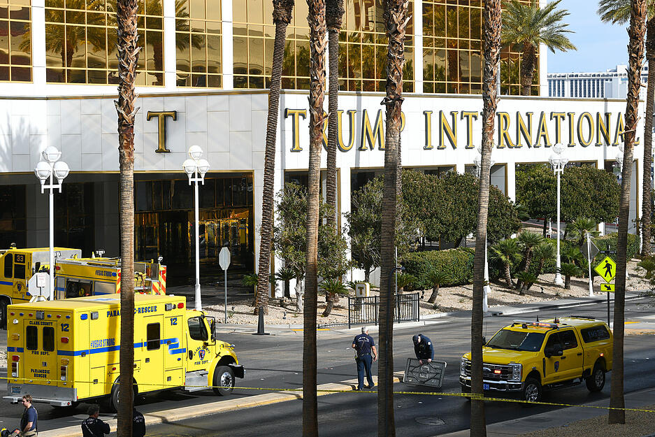 Einsatzkräfte der Feuerwehr von Clark County arbeiten vor dem Trump International Hotel in Las Vegas nach dem Brand und der Explosion eines Tesla Cybertrucks im Parkservicebereich.