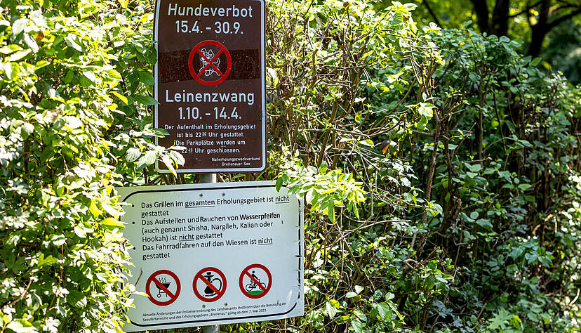 Wie der Grill, die Shisha und das Rad auf der Wiese ist auch das Hunde-Icon durchgestrichen. Ab H&ouml;he des Betriebsgeb&auml;udes des Wasserverbands Sulms bis nach dem zweiten Kiosk sind Gr&uuml;nfl&auml;chen und Wege f&uuml;r Hunde tabu.