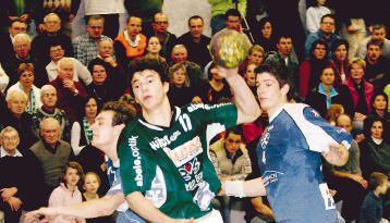 Gestatten Hess, Oliver Hess. In Bond-Manier brachte der Halbrechte der Fleiner die Stuttgarter Kickers fast im Alleingang zur Strecke. Flein machte im Abstiegskampf der Oberliga Baden-Württemberg Boden gut.
Foto: AndreasVeigel Gestatten Hess, Oliver Hess. In Bond-Manier brachte der Halbrechte der Fleiner die Stuttgarter Kickers fast im Alleingang zur Strecke. Flein machte im Abstiegskampf der Oberliga Baden-Württemberg Boden gut.
Foto: AndreasVeigel