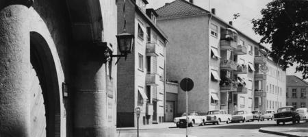 Blick vom Historischen Museum in die Fischergasse 1966. Die Fassaden der neuen Wohnblöcke lassen nicht erkennen, dass es sich hier um einen der ältesten Teile der Stadt handelt.
Foto: Eisenmenger