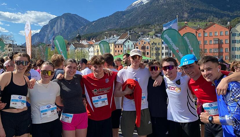 Neun junge Leute aus der Region sind in Innsbruck bei einem Community Run in der Innenstadt über die Halbmarathon-Distanz gestartet. Neun junge Leute aus der Region sind in Innsbruck bei einem Community Run in der Innenstadt über die Halbmarathon-Distanz gestartet.
