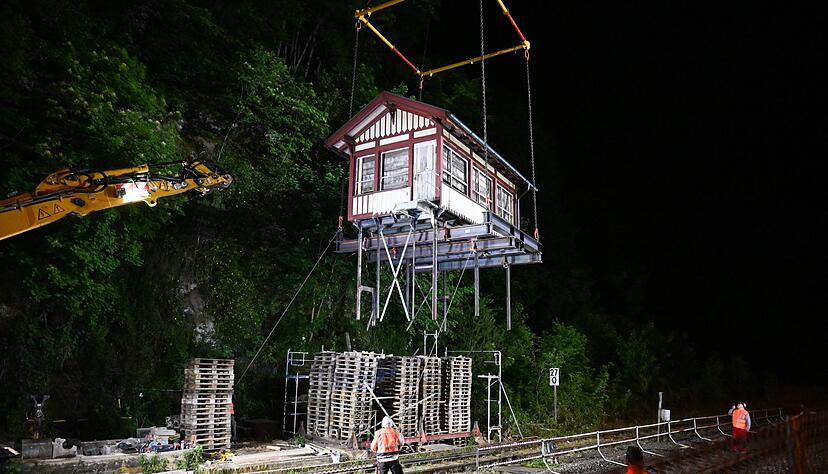 Das alte Stellwerksgebäude wurde über Wochen rund um die Uhr bewacht. (Archivbild)