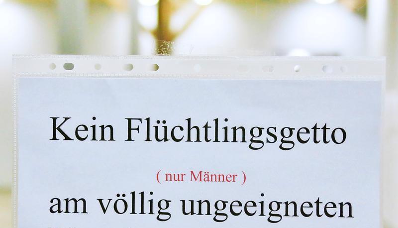 Mit diesem Flyer begr&uuml;&szlig;t die Initiative an der T&uuml;r der Alten Kelter.
Foto: Sawatzki