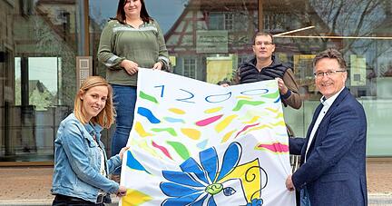 Die Floralia ist fester Bestandteil des Kampagnenmotivs f&uuml;r die 1200-Jahr-Jubil&auml;umsfeier der Gemeinde Nordheim. Enth&uuml;llt wurde es von (hinten) Sarah Frank, Michael Pfautsch, Ellen Sommerfeld und B&uuml;rgermeister Volker Schiek. 
Foto: Andreas Veigel