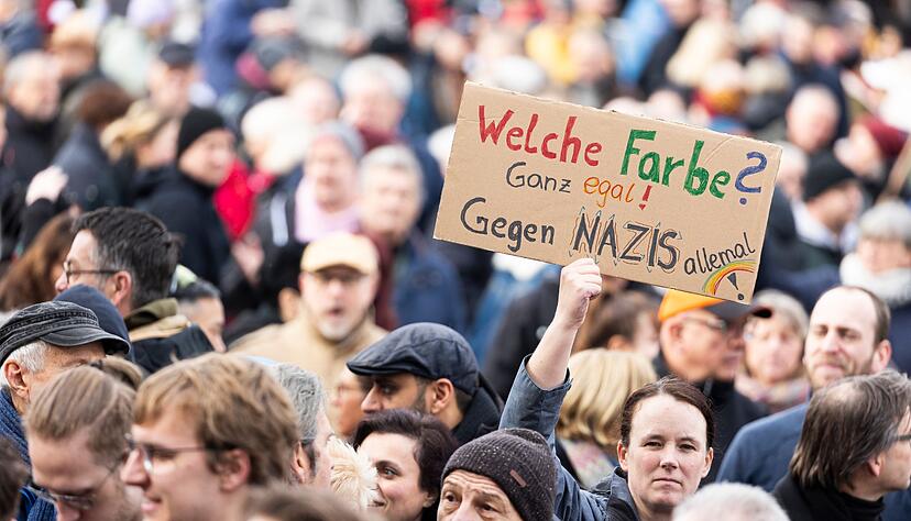 Zahlreiche Menschen nehmen an einer Demonstration gegen rechts teil. Zahlreiche Menschen nehmen an einer Demonstration gegen rechts teil.