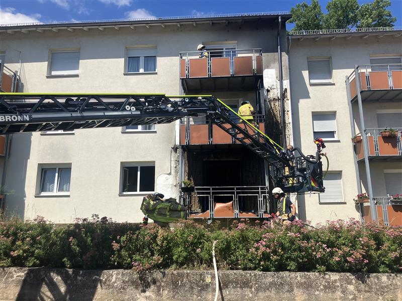 Spuren des Brandes sind an der Hausfassade zu erkennen.