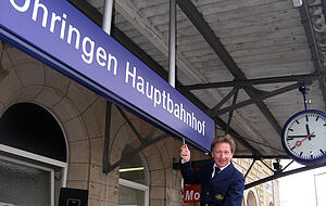 Der damalige Oberbürgermeister Jochen K. Kübler zog vor zehn Jahren symbolisch die letzte Schraube am neuen Schild an. Foto: Archiv/Hachenberg