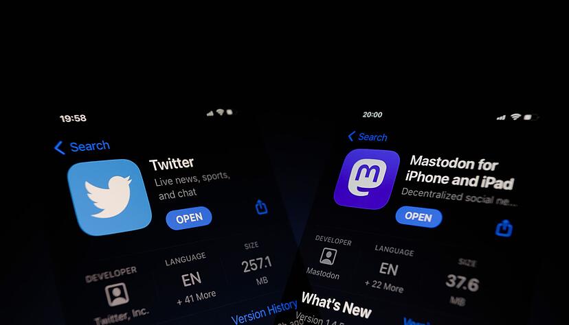 Die Apps von Twitter und Mastodon auf zwei nebeneinander angeordneten Smartphones.