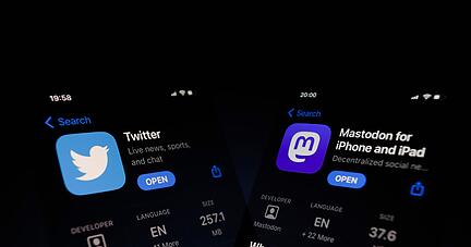Die Apps von Twitter und Mastodon auf zwei nebeneinander angeordneten Smartphones. Tech-Milliardär Musk hat den rund 44 Milliarden Dollar (44,2 Mrd Euro) teuren Kauf des Kurznachrichtendienstes Twitter abgeschlossen.