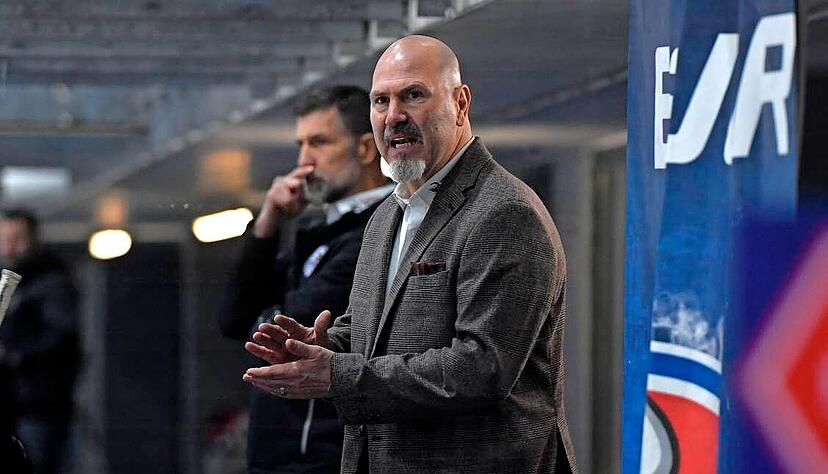 Sind gefordert: Falken-Trainer Frank Petrozza (vorne) h&auml;tte gerne Verst&auml;rkungen, der Sportliche Leiter Martin Jiranek (hinten) z&ouml;gert noch.