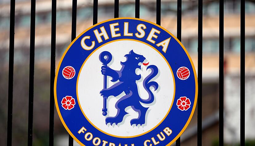 Der FC Chelsea muss sich wegen mutmaßlicher Regelverstöße in 74 Fällen vorm englischen Fußballverband verantworten.