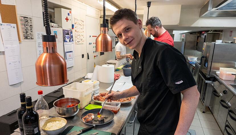 Feiert die Vielseitigkeit des Kaisergranats: K&uuml;chenchef David Žilićin bei der Zubereitung seiner Scampi-Trilogie.