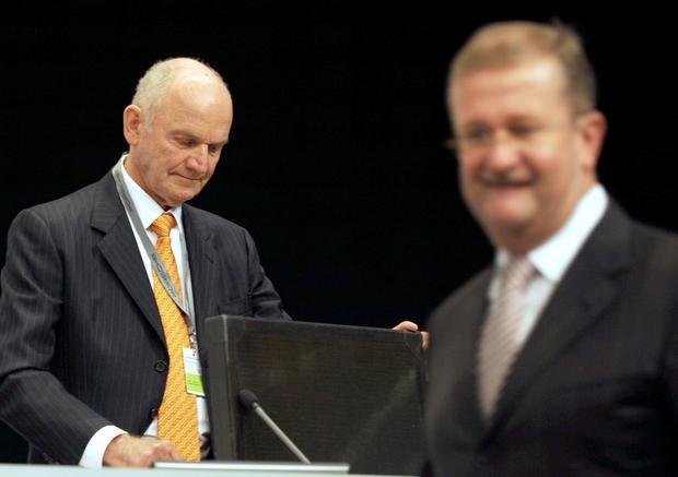 Porsche-Chef Wiedeking hat den Machtkampf mit Ferdinand Piëch (links), dem Aufsichtsratsvorsitzenden von VW und Aufsichtsratsmitglied der Porsche Automobil Holding SE, verloren. Nach einer Marathonsitzung des Aufsichtsrats verkündete Porsche, dass Wiedeking und Finanzvorstand Härter mit sofortiger Wirkung den Sportwagenbauer verlassen.