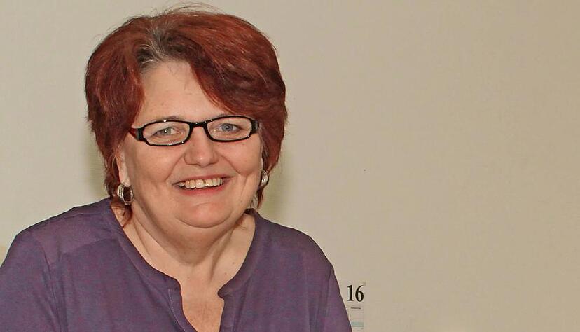 Rathausmitarbeiterin Ruth Lock richtet die Unterlagen f&uuml;r die Wahl am Sonntag.