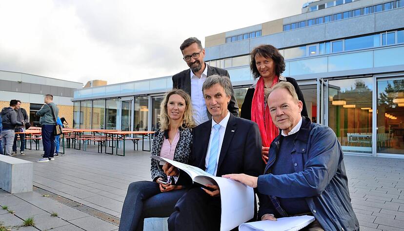 Beatrice Werner (v.l.), Facility Management, Gottfried Brandhofer, Amt für Vermögen und Bau (VBA), Rektor Oliver Lenzen, Prorektorin Ruth Fleuchaus und Ingo-Michael Greiner, Leiter des VBA, vor der Mensa. Beatrice Werner (v.l.), Facility Management, Gottfried Brandhofer, Amt für Vermögen und Bau (VBA), Rektor Oliver Lenzen, Prorektorin Ruth Fleuchaus und Ingo-Michael Greiner, Leiter des VBA, vor der Mensa.