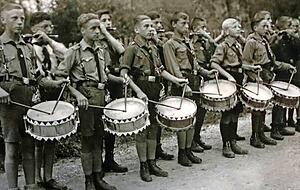 Diese Aufnahme der trommelnden und Fl&ouml;te spielenden Hitlerjugend stammt aus einem privaten Fundus aus den Jahren 1933/34.