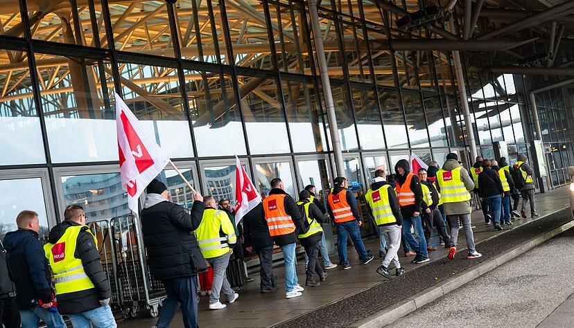 Streikende demonstrieren am Morgen am Flughafen Hamburg.