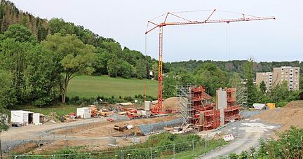 Im Forellenbachtal ragt die derzeit größte Baustelle Niedernhalls in die Höhe: das Hochwasserrückhaltebecken.
Fotos: Tamara Ludwig