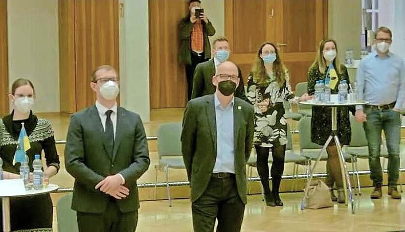 Livestream aus dem Backnanger Rathaus: Stefan Neumann und seine Frau Nina (hinten Mitte) nehmen das Ergebnis enttäuscht zur Kenntnis. Livestream aus dem Backnanger Rathaus: Stefan Neumann und seine Frau Nina (hinten Mitte) nehmen das Ergebnis enttäuscht zur Kenntnis.