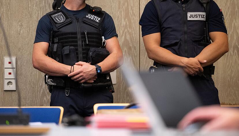 Justizbeamte stehen beim Auftakt im Prozess gegen drei junge, mutmaßliche IS-Sympathisanten in einem Saal des Landgerichts Mannheim. Justizbeamte stehen beim Auftakt im Prozess gegen drei junge, mutmaßliche IS-Sympathisanten in einem Saal des Landgerichts Mannheim.