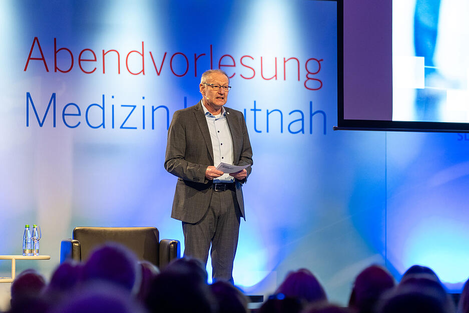 Moderiert wurde die Abendvorlesung von Stimme-Redakteur Thomas Zimmermann.