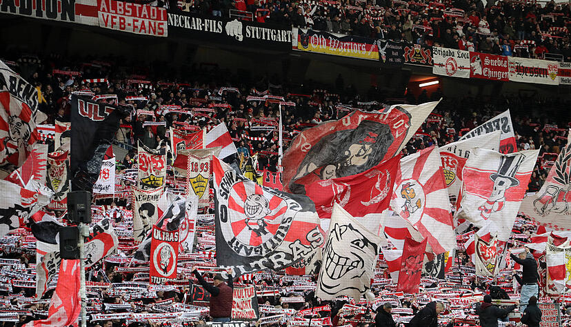 Die mitgereisten Fans könnten in Belgrad harte Bedingungen erleben. Von Kontrollen in nicht einsehbaren Containern und Pyro-Spürhunden ist die Rede im Vorfeld.