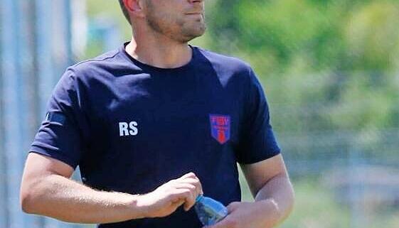 FSV-Trainer Reinhard Schenker blickt gespannt auf den Rundenstart.